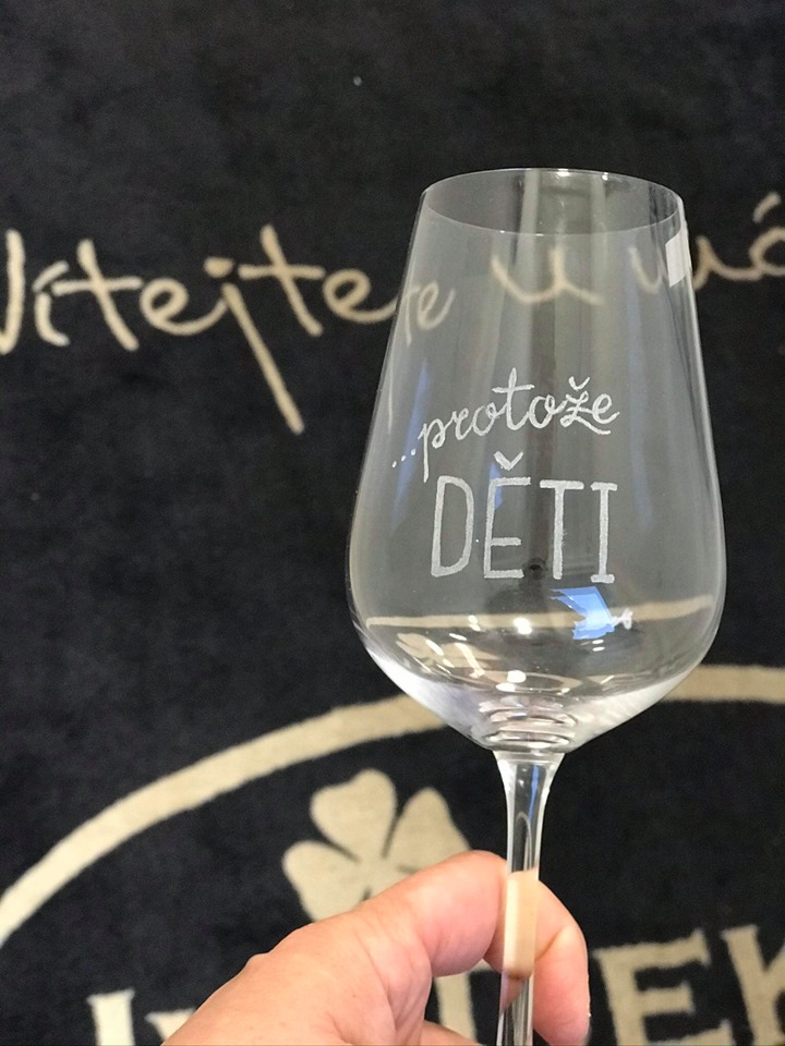Sklenice na víno "Protože děti"