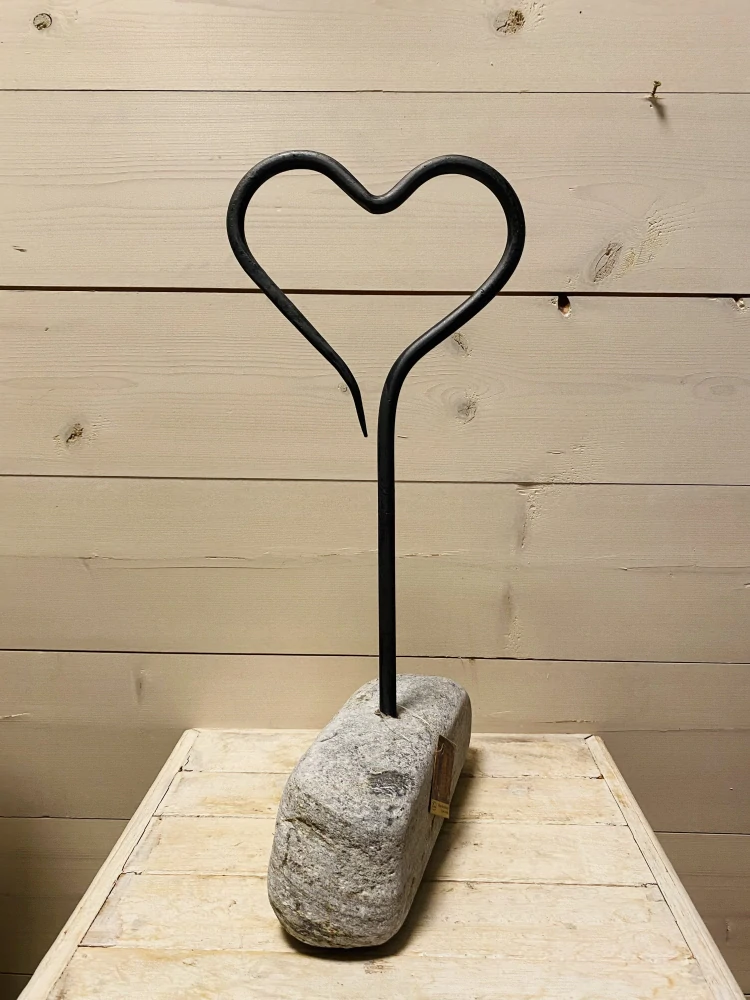 Kované srdíčko na kameni