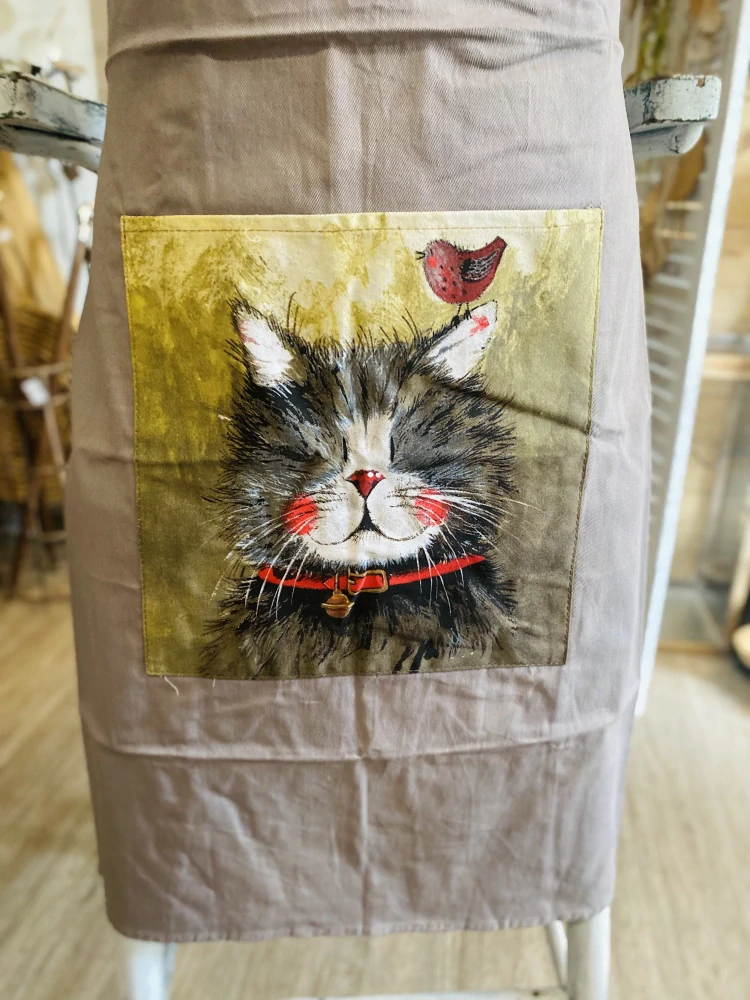 Šedá zástěra s kočkou na přední kapse