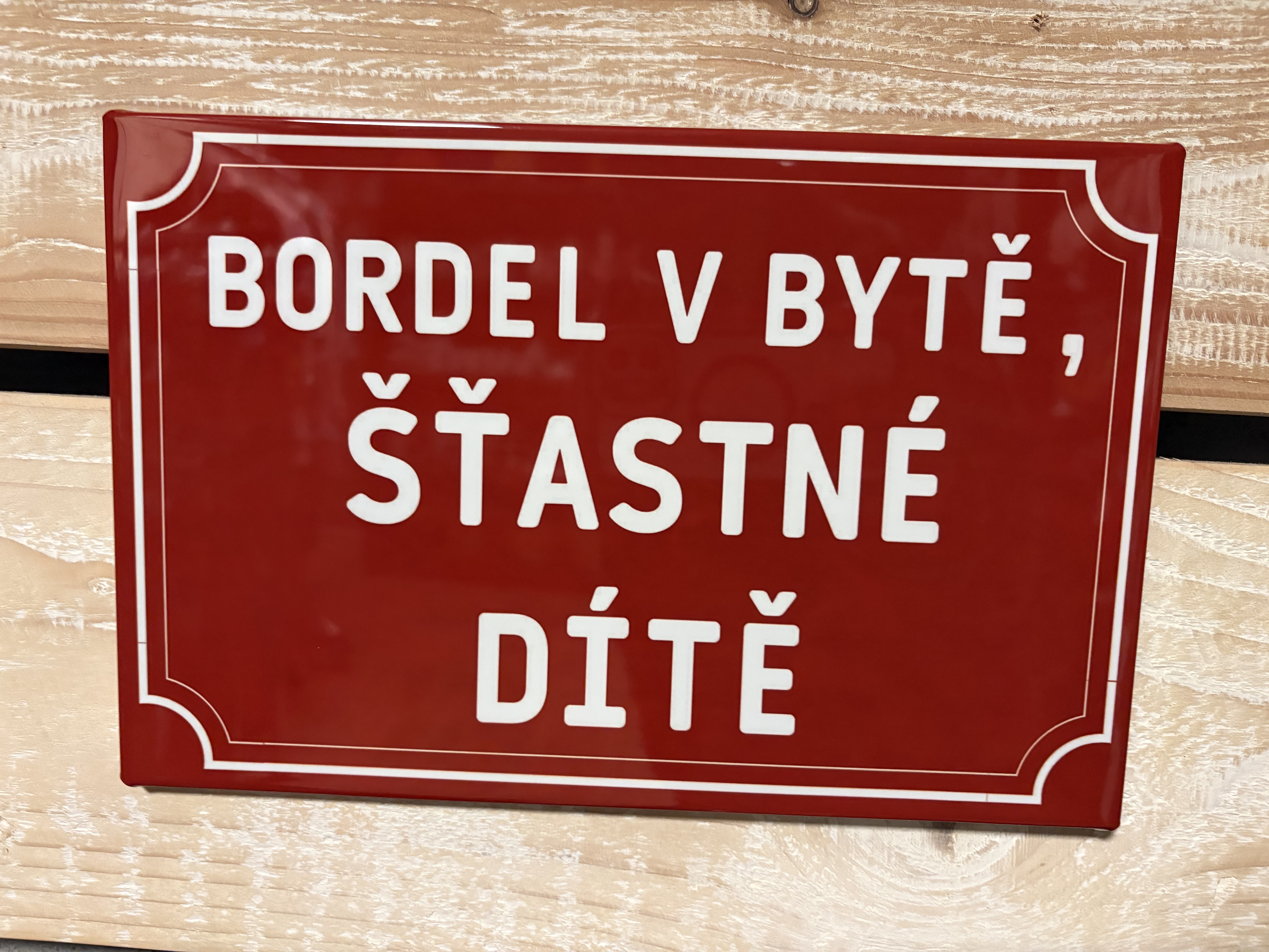 Bordel v bytě šťastné dítě