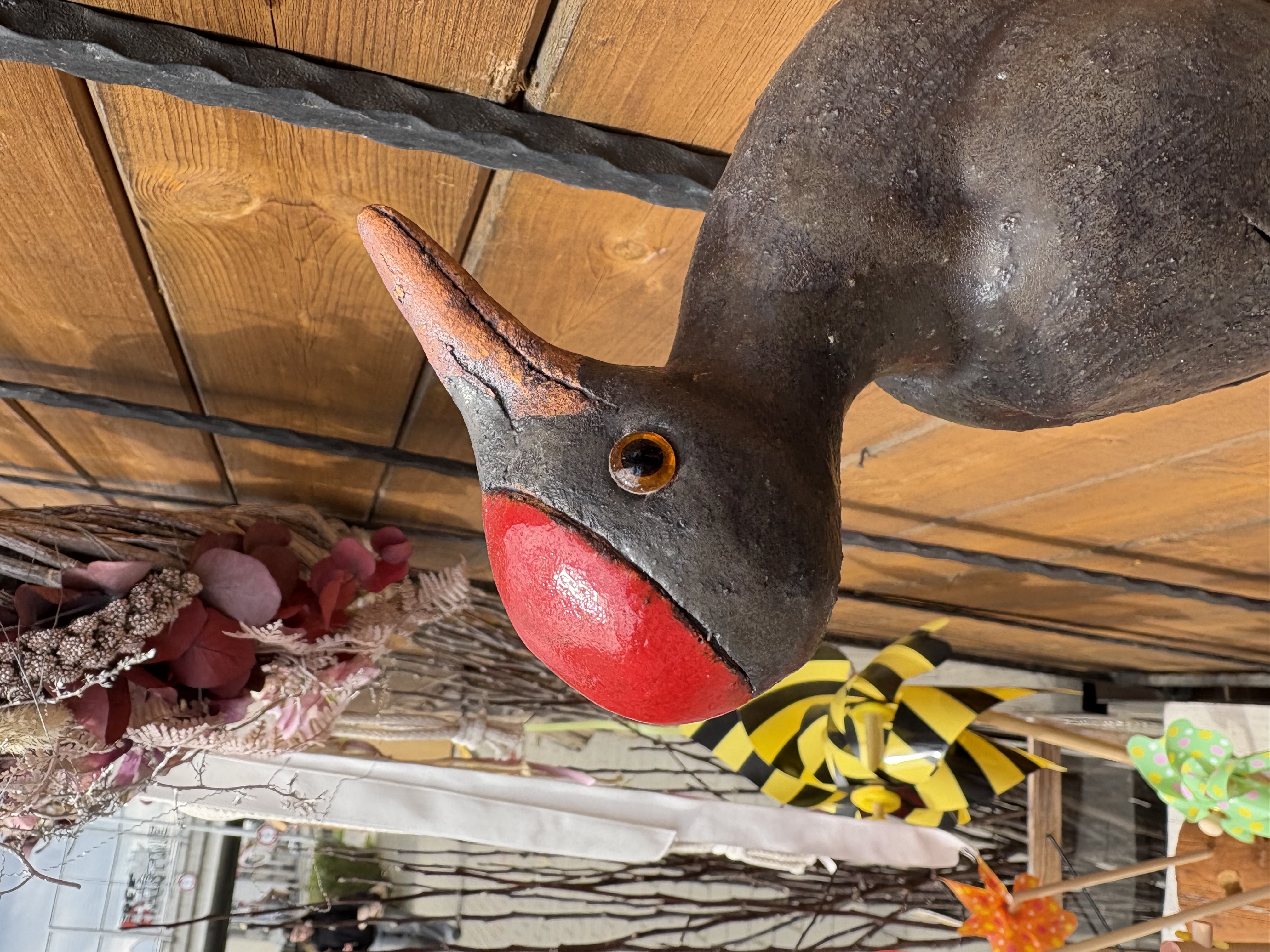 Dekorativní datel z keramiky