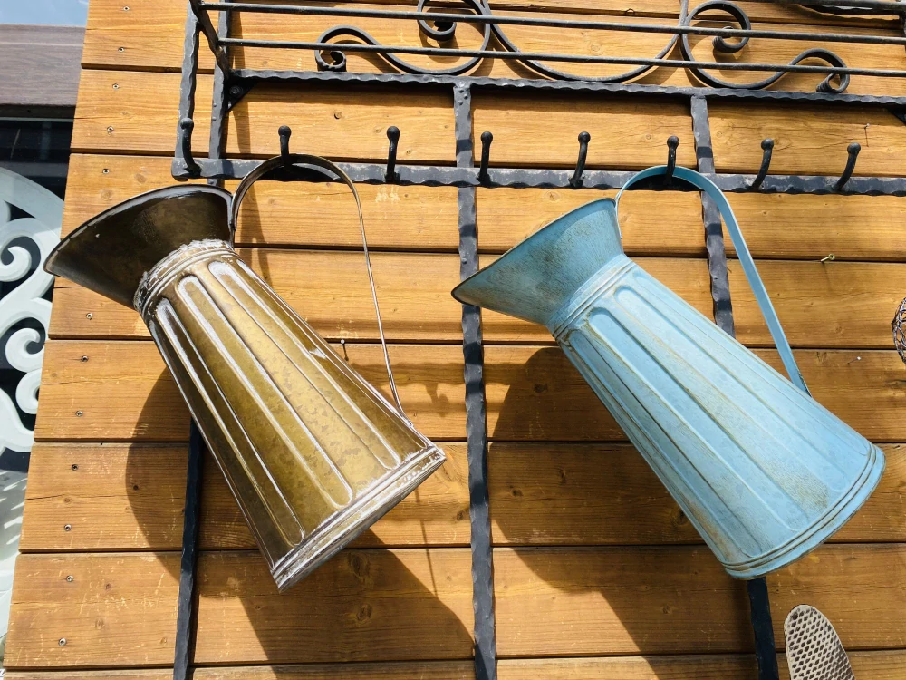 Zahradní konev hnědá