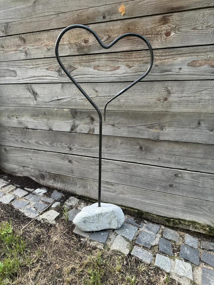 Kovane srdce na kameni 90cm