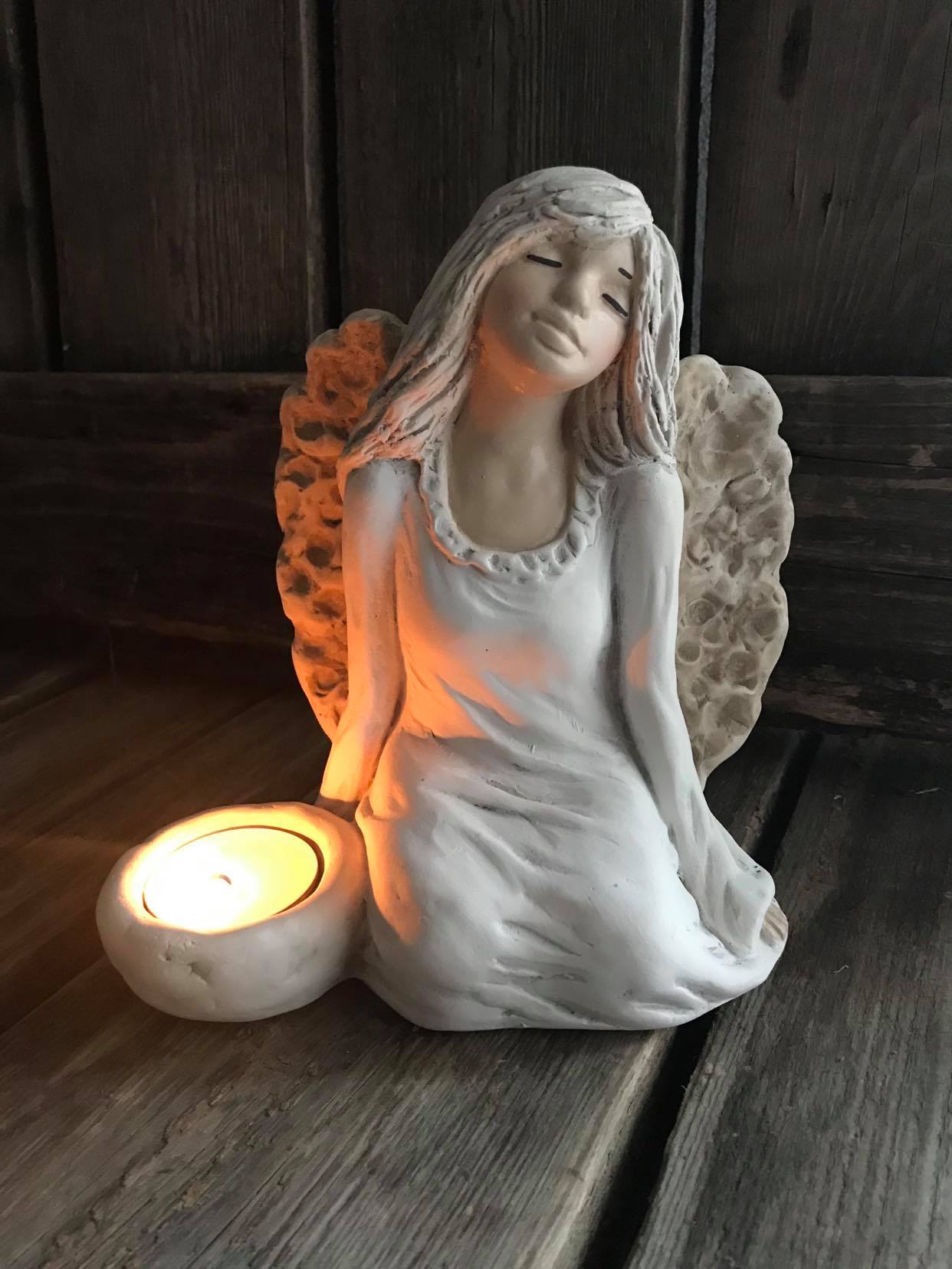 Soška sedícího andílka Klid a pohoda - na svíčku