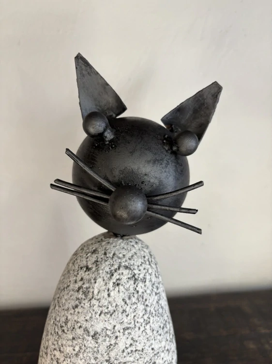 Kovaná kočka - tělo z kamene 25cm