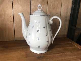 Prvorepubliková porcelánová konvice na čaj