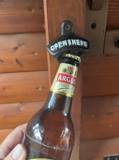 Designový otvírák lahví Here
