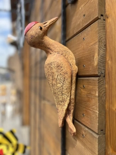 Dekorativní datel z keramiky (hnědý) 34cm