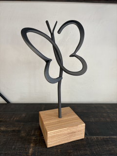 Kovaný motýl na dřevě 32cm
