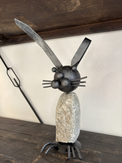 Kovaný zajíc - tělo z kamene 36cm