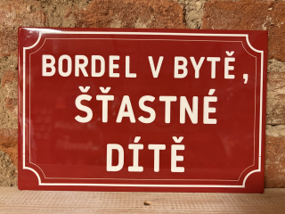 Bordel v bytě šťastné dítě