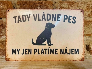 Plechová cedulka - Tady vládne pes...