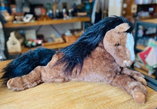 Hnědý plyšový koník - Bukowski