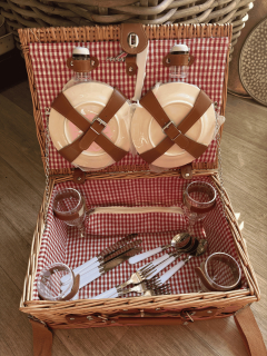 Piknikový proutěný koš (kufr) pro čtyři osoby